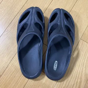 KEEN 블랙 샌들 오픈토