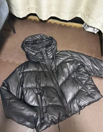 ZARA 블랙 합성 피혁 다운 자켓