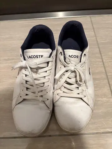 LACOSTE 화이트 가죽 스니커즈