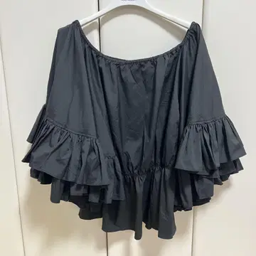 Gallerie 프릴 오프숄더 셔츠 블랙