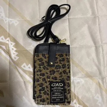 D.A.D 데이아데이 레오파드 무늬 스마트폰 숄더백