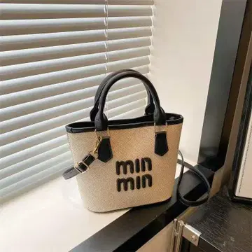 미니 백 베이지와 블랙 숄더 스트랩 포함