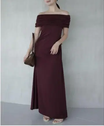 오프숄더 개더 컷 원피스 블랙