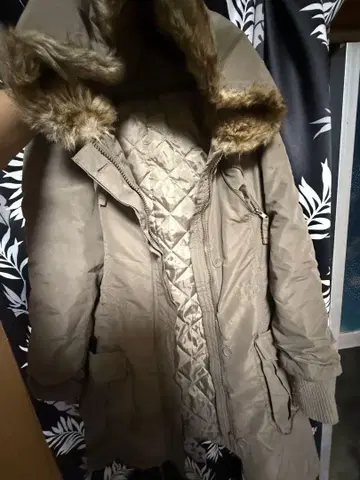 P. 퍼 포함 베이지 다운 자켓