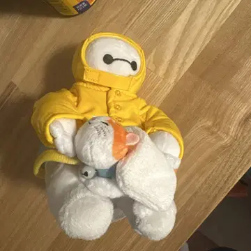베이맥스 레인코트 봉제 인형 고양이 안고 있음