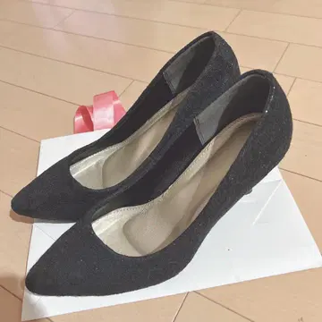 블랙 레이스풍 하이힐 펌프스
