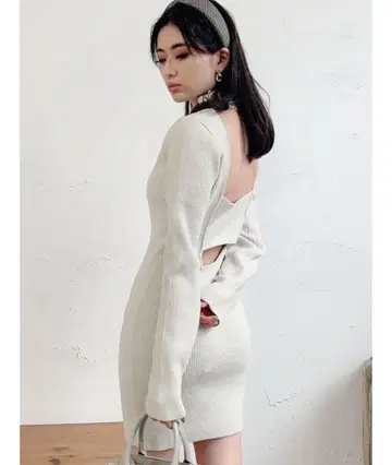 백 오픈 니트 원피스 GYDA