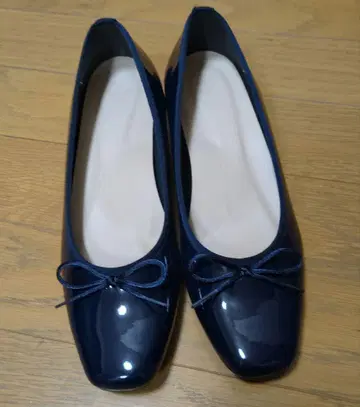 새상품급 리본 포함 에나멜 펌프스 22.5cm