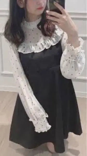 프릴 달린 도트 무늬 원피스