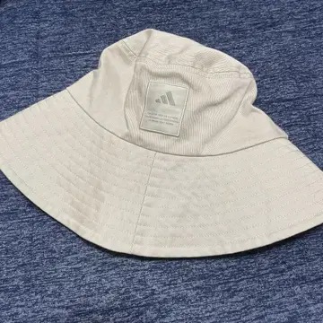 adidas 베이지 햇 모자