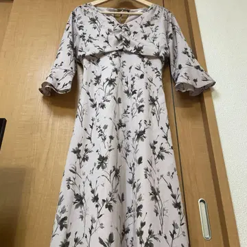 꽃무늬 V넥 원피스 옅은 핑크