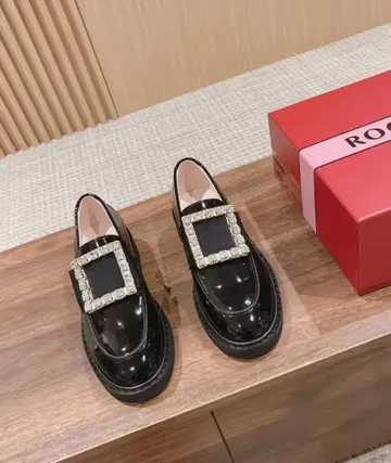 ROGER VIVIER 비쥬 장식 블랙 모카신