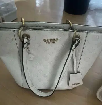 GUESS 화이트 핸드백