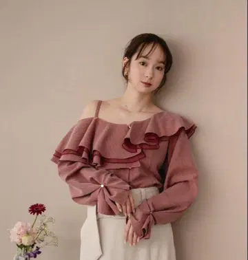 mideal 마이딜 / 프릴 원숄더 상의