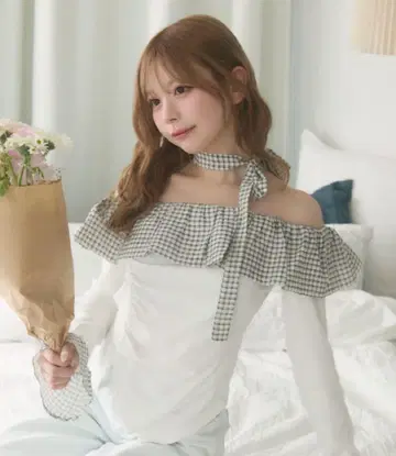 TITTY&CO. 깅엄 프릴 오프숄더 상의