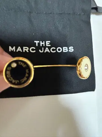 마크 제이콥스 골드 오픈 뱅글