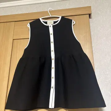 유나이티드 애로우즈 버튼 슬리브리스 베스트
