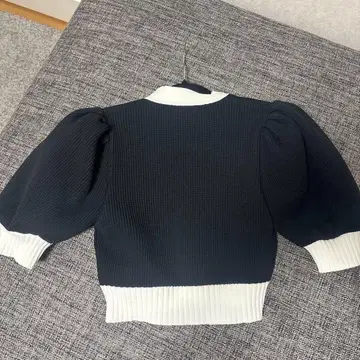 시뉴 벌룬 슬리브 반팔 니트 블랙과 화이트