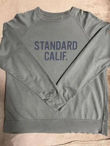 스탠다드 캘리포니아 맨투맨 카키 스탠다드 캘리포니아