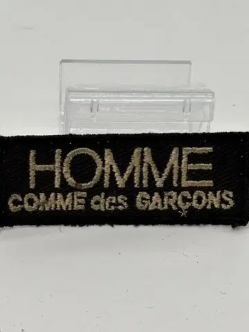COMME des HOMME [ 가르송 옴므] 왼쪽 가슴 자수 패치