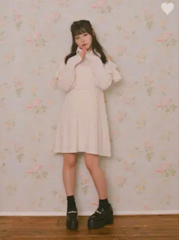 [ 새상품급 ] evelyn 펄 터틀 니트 OP