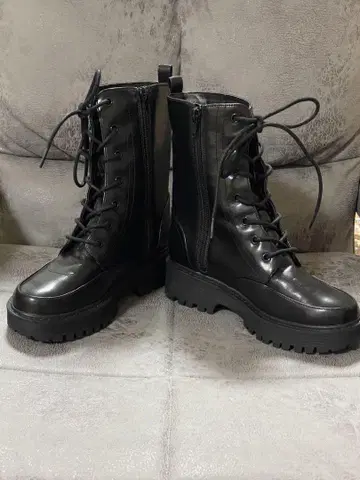 블랙 레이스업 통굽 부츠
