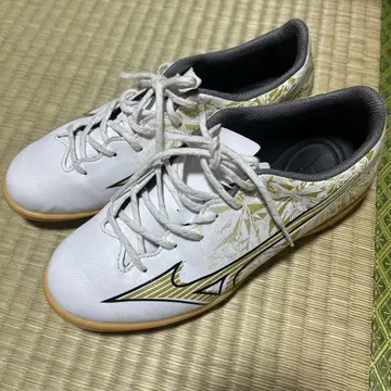 미즈노 알파 축구 풋살화 실내 23.5