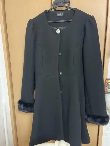 evelyn 비쥬 부착 플레어 코트 블랙