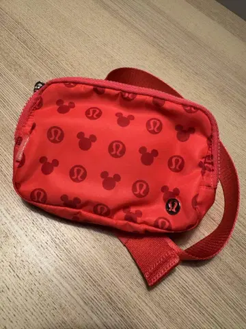Lululemon 미키마우스 패턴 바디백