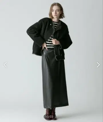 새상품급 알아바일 백 슬릿 가죽 스커트