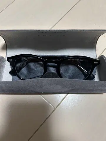 카네코 Official 검은색 테두리 안경