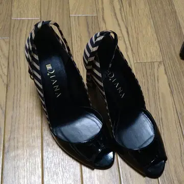 DIANA 스트라이프 오픈토 하이힐