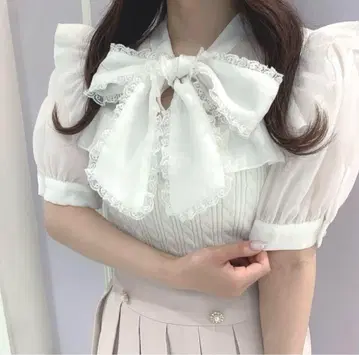 에블린 레이스 프릴 니트 개더 리본 블라우스