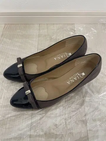 DIANA 리본 포함 웨지 힐 펌프스