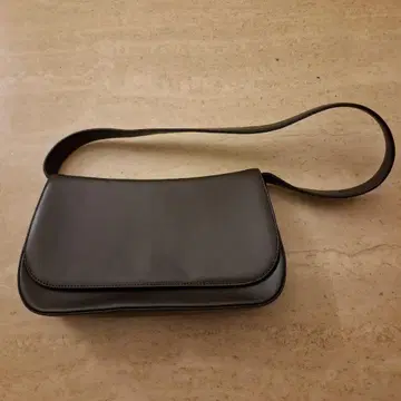 컴팩트 숄더백 블랙