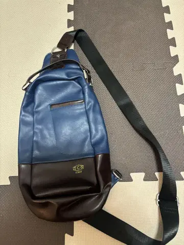 가죽 슬링백 파랑과 블랙 이탈리아제