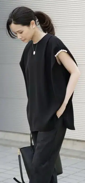 비리나 루카 펄 상의 블랙 M