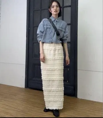 아이보리 프릴 타이트 스커트