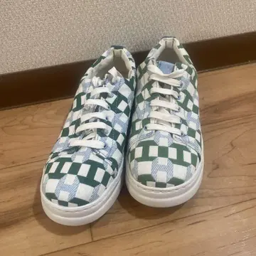 CAMPER 그린과 파랑 체크 무늬 스니커즈