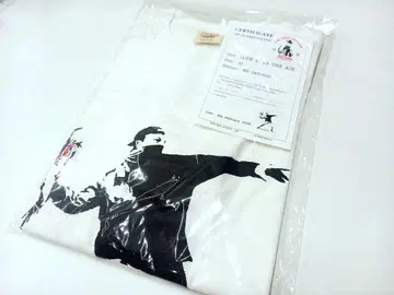 세계 한정판 500장! LOVE IS IN THE AIR 반크시 티셔츠