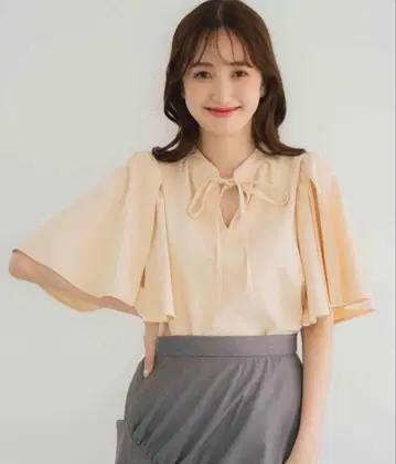 베이지 리본 포함 플레어 슬리브 블라우스