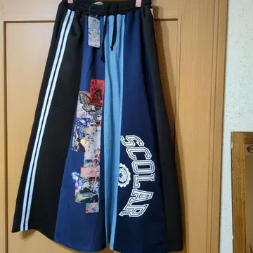 스칼라 콜라주 패턴 데님과 저리 절개 롱 스커트