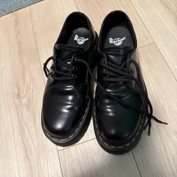 Dr. Martens 블랙 레이스업 슈즈