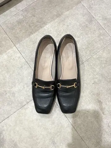블랙 펌프스 골드 버클 포함