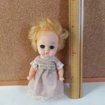 금발 인형 약 15cm 핑크 드레스
