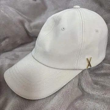 VARZAR 베이지 캡 골드 스터드