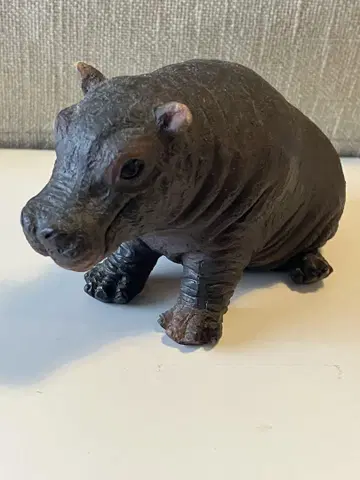 새끼 하마 입상