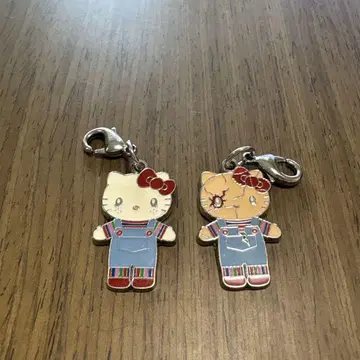처키 키티 참 2개 세트 유니버셜에서 구매했습니다.