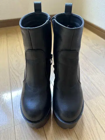 블랙 통굽 부츠