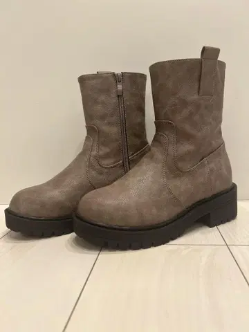 [새상품급] Shake In cloak 사이드 지퍼 미들 부츠 M 사이즈